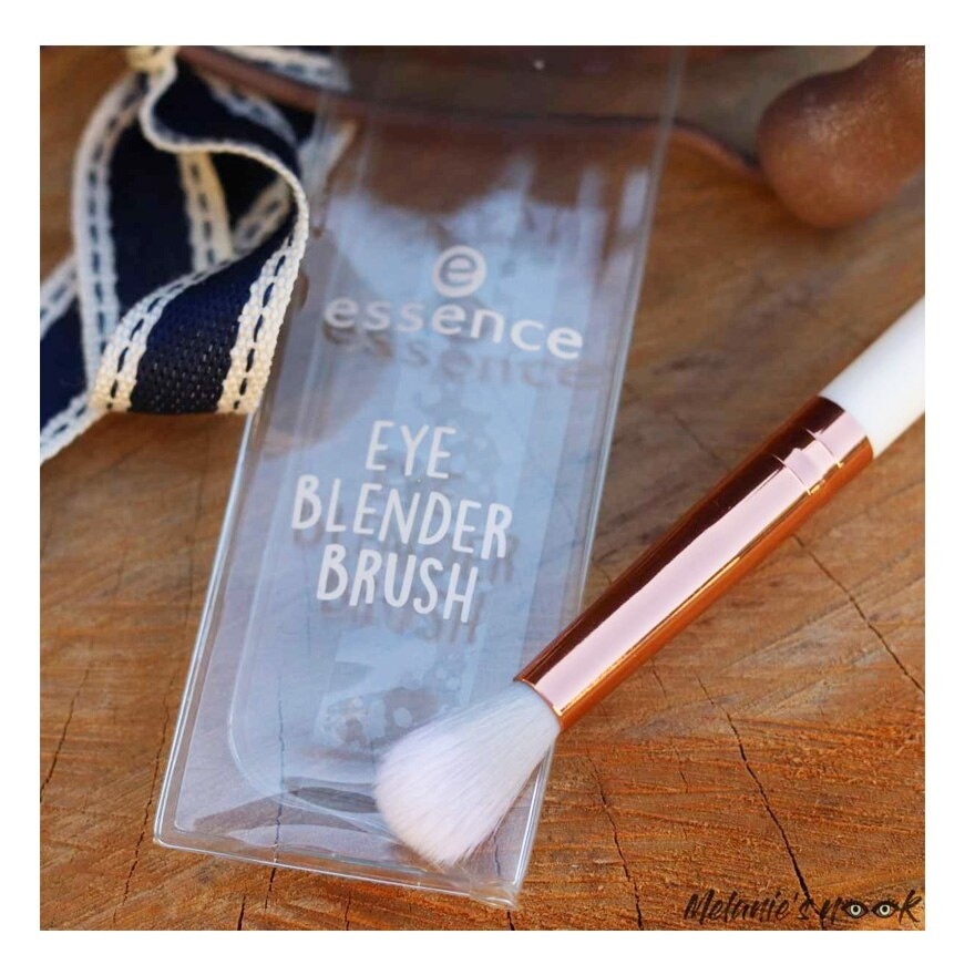 เอสเซนส์ อาย เบลนเดอร์ บรัช